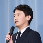 記者会見に臨む斎藤元彦知事＝26日午後、神戸市中央区、兵庫県庁（撮影・長嶺麻子）