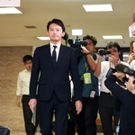 記者会見に臨む斎藤元彦知事＝26日午後、神戸市中央区、兵庫県庁（撮影・長嶺麻子）