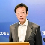 斎藤知事の県政運営について定例会見で苦言を述べた久元喜造市長＝２６日午後、神戸市役所