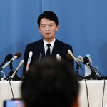 自身の進退について報道陣からの質問に答える斎藤元彦兵庫県知事＝県庁（撮影・風斗雅博）