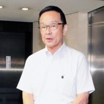 斎藤元彦知事の不信任に伴う失職と出直し選への立候補表明を受け、報道陣の取材に応じる自民党議員団の北野実幹事長＝26日午後、兵庫県議会