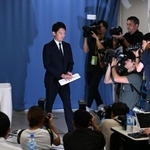 進退表明を終え、会見場を後にする斎藤元彦知事＝２６日午後、兵庫県庁（撮影・風斗雅博）
