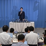 報道陣に自身の進退を表明する兵庫県の斎藤元彦知事＝２６日午後、兵庫県庁（撮影・風斗雅博）