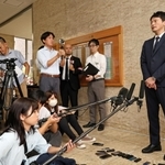 失職を前に任期最後の登庁となり、報道陣の囲み取材に応じる斎藤元彦知事＝２７日午前、神戸市中央区、兵庫県庁（撮影・長嶺麻子）