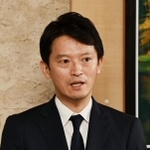 失職を前に任期最後の登庁となり、報道陣の囲み取材に応じる斎藤元彦知事＝２７日午前、神戸市中央区、兵庫県庁（撮影・長嶺麻子）