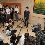 失職を前に任期最後の登庁となり、報道陣の囲み取材に応じる斎藤元彦知事＝２７日午前、神戸市中央区、兵庫県庁（撮影・長嶺麻子）