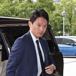 失職前最後の登庁となった斎藤元彦知事＝２７日午前、神戸市中央区、兵庫県庁（撮影・長嶺麻子）