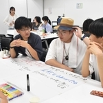 ボランティア活動について話し合う学生ら＝神戸市中央区三宮町１、センタープラザ