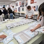 自民党兵庫県連で行われた党総裁選の党員・党友票の開票作業＝２７日午前、神戸市中央区中山手通５（撮影・長嶺麻子）
