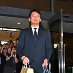 荷物を持って庁舎を後にする斎藤元彦知事（中央）＝２７日午後、兵庫県庁（撮影・斎藤雅志）