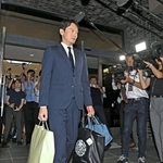 荷物を持って庁舎を後にする斎藤元彦知事（中央）＝２７日午後、兵庫県庁（撮影・斎藤雅志）