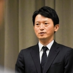 失職前の最終登庁日に、政策会議で幹部職員に向かってあいさつをする斎藤元彦知事＝２７日午後、神戸市中央区、兵庫県庁（撮影・門田晋一）