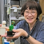 神戸人形の代表作「ビール河童（かっぱ）」（右）などを手にする吉田綾さん＝神戸市東灘区住吉山手８