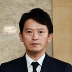 失職を前に任期最後の登庁となり、報道陣の囲み取材に応じる斎藤元彦知事＝２７日午前、神戸市中央区、兵庫県庁（撮影・長嶺麻子）