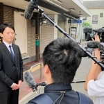 兵庫県知事を失職し、ＪＲ須磨駅前で街頭活動した後に報道陣の取材に応じる斎藤元彦氏＝３０日午前、神戸市須磨区