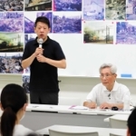 大学生を前に阪神・淡路大震災について語る崔秀英さん（左）と父敏夫さん＝２０２３年７月、神戸市中央区