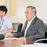 兵庫県知事選を11月17日投開票の日程で行うと発表する県選挙管理委員会の永田秀一委員長（右）＝県庁