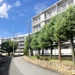 事業者の提案型公募が始まる尼崎市営富松住宅跡地。周辺には住宅地が広がり、学校も近い＝尼崎市富松町３