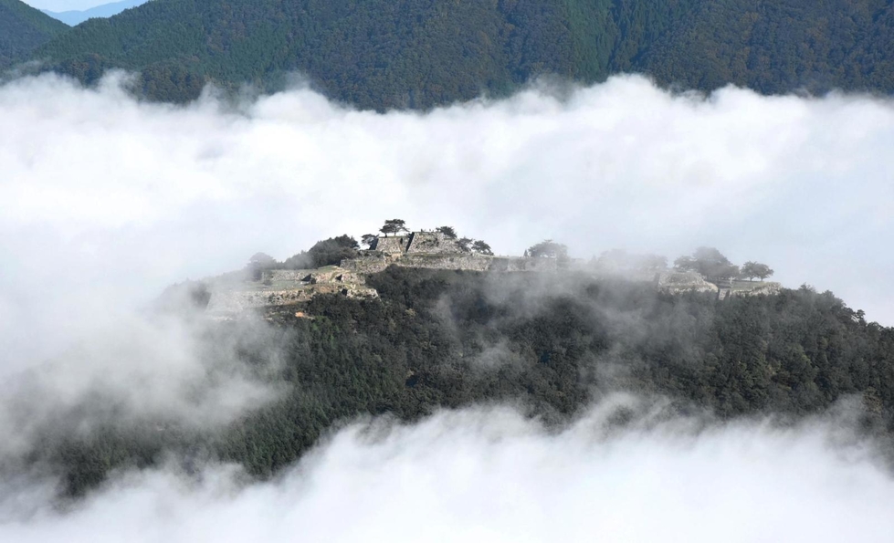 幻想的、雲海に浮かぶ「天空の城」 朝来の竹田城跡にシーズン到来|社会