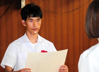 障害をテーマに発表し、最優秀賞を受けた津坂盤さん＝兵庫県民会館