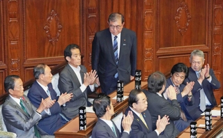 衆院本会議で第１０２代首相に指名され、起立する自民党の石破茂総裁。左端は麻生太郎最高顧問、同２人目は菅義偉副総裁＝１日午後２時１４分