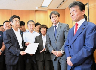兵庫県議会の会派「維新の会」から、次期知事選への立候補要請を受けた清水貴之参議院議員（右から２人目）＝２日午後、兵庫県庁