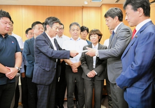 兵庫県議会の会派「維新の会」から、次期知事選への立候補要請を受けた清水貴之参議院議員（右から２人目）＝２日午後、兵庫県庁