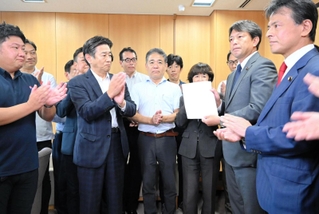 兵庫県議会の会派「維新の会」から、次期知事選への立候補要請を受けた清水貴之参議院議員（右から２人目）＝２日午後、兵庫県庁