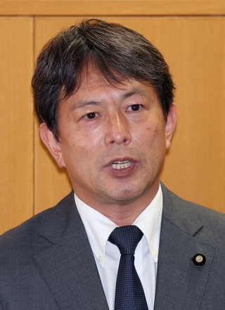 兵庫県知事選に立候補する意向を固め、取材に応じる日本維新の会の清水貴之参院議員＝２日午後、兵庫県庁（撮影・小林良多）