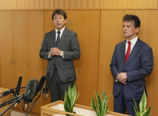 兵庫県知事選に立候補する意向を固め、取材に応じる日本維新の会の清水貴之参院議員（左）。右は兵庫維新の会代表の片山大介参院議員＝２日午後、神戸市中央区、兵庫県庁（撮影・小林良多）