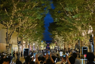 沿道を華やかに彩るイルミネーション＝２日夜、神戸市中央区明石町（撮影・風斗雅博）