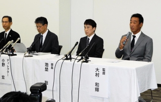 関西学院大アメリカンフットボール部員の処分について会見する大村和輝監督（右端）ら＝３日午後、大阪市北区