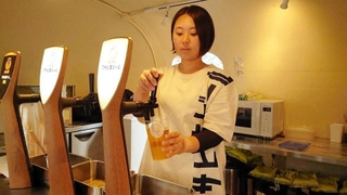 ビールはそれぞれおつまみ付きで販売している