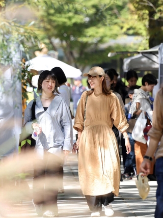 ようやく吹き始めた秋風。神戸の都心で開かれたイベントには秋らしい装いの人たちもいた＝５日午後、神戸市中央区、東遊園地（撮影・小林良多）