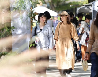 ようやく吹き始めた秋風。神戸市内の公園で開かれたイベントには秋らしい装いの人が目だった＝５日午後、神戸市中央区、東遊園地（撮影・小林良多）