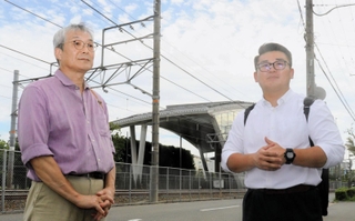 尼崎ＪＲ脱線事故があった現場に整備された追悼施設「祈りの杜（もり）」を訪れた小椋聡さん（左）と任意団体「Ｔｅａｍ大川　未来を拓（ひら）くネットワーク」代表の只野哲也さん＝尼崎市久々知西町２