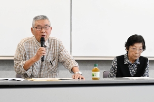 支援団体のつどいで精神科医療について語る初田毅さん（左）と妻美千子さん＝６日午前、加西市健康福祉会館