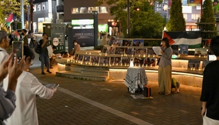 犠牲者の追悼や、即時停戦を求めるスピーチがあった＝６日夜、ＪＲ元町駅前（撮影・風斗雅博）