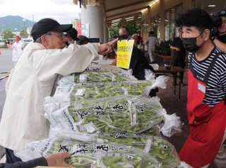 販売が解禁されたばかりの黒枝豆を買い求める人＝７日午前、丹波篠山市東吹、ＪＡ丹波ささやま味土里館