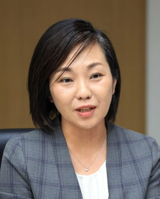 稲村和美氏