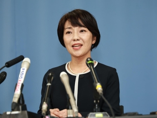 兵庫県知事選への立候補を正式に表明した前尼崎市長の稲村和美氏＝８日午後、神戸市内（撮影・長嶺麻子）