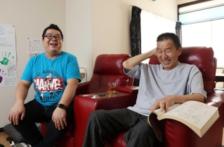 ３０年ぶりに再会した竹田剛一さん（右）と柴田大輔さん＝明石市大久保町（撮影・鈴木雅之）