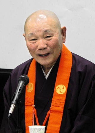 仏教の教えなどを語る長谷部真道大僧正＝東京都千代田区、甲南大ネットワークキャンパス東京
