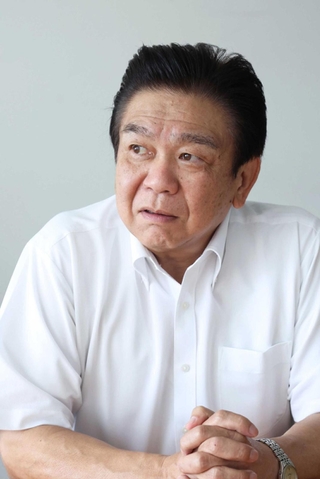 時折、遠くを見つめながら遺体安置所での日々を振り返る寺道一彦さん＝神戸市中央区
