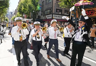 軽快なジャズを奏でながらパレードする演奏家ら＝１２日午前、神戸市中央区（撮影・三津山朋彦）