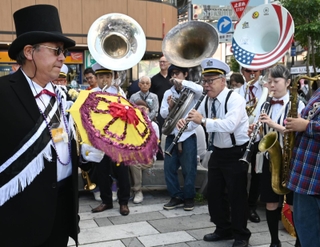 開幕に先立ち街頭で演奏するジャズマン＝１２日午前、神戸市中央区（撮影・三津山朋彦）