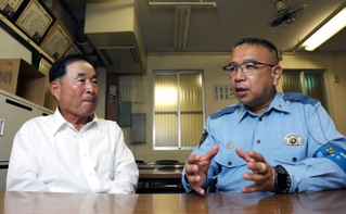 「身元不明捜査班」の活動を振り返る蛇持孝夫さん（左）と、菊地久智さん＝神戸市中央区相生町３