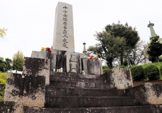 引き取り手がいない「無縁遺骨」が入る名古山霊苑の無縁塔＝姫路市名古山町