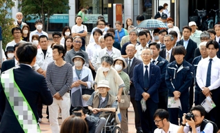 衆院選が始まり、候補者の訴えに耳を傾ける有権者ら＝１５日午前、尼崎市内（撮影・吉田敦史、画像の一部を加工しています）