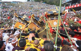 練り子ら全力 「灘のけんか祭り」本宮 新調の神輿3基、何度も激突 姫路・松原八幡神社|社会|神戸新聞NEXT